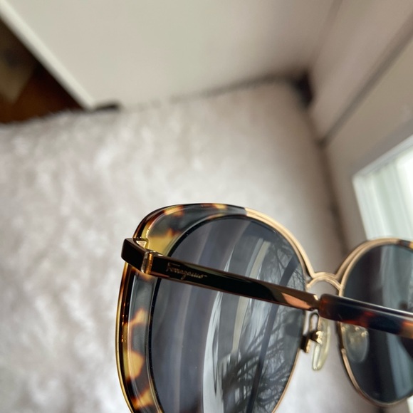 Salvatore Ferragamo Sunglass Frames
SF207S 766 Amber Gold Tortoise 60mm - Picture 9 of 10